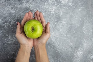 Un măr pe zi ține doctorul departe de tine – mit sau realitate?