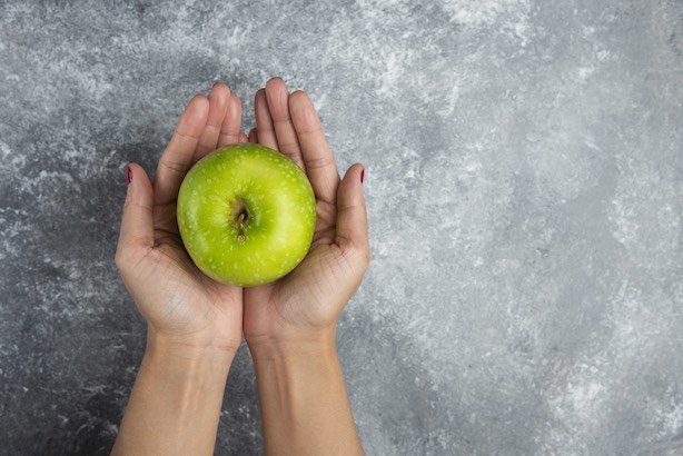 Un măr pe zi ține doctorul departe de tine – mit sau realitate?