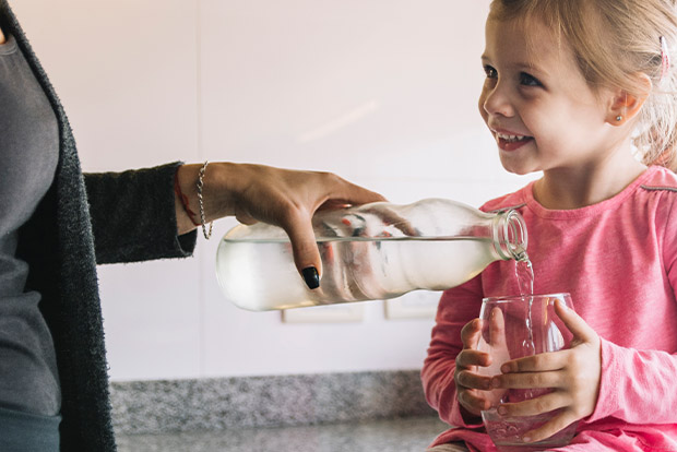 5 idei cum să-ți menții copilașul hidratat pe timp de vară