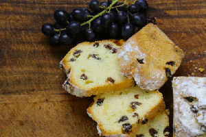 Prăjitură Delicioasă cu Stafide și Zahăr din Trestie: Dulceața Naturală în Formă de Desert