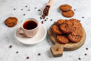 Mic dejun fără gluten: biscuiți moi cu ovăz și pastă de arahide Youbio – gustul echilibrului de dimineață