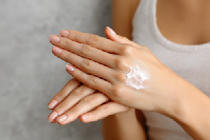 Frig, vânt, aer uscat: cum îți protejezi pielea și buzele în sezonul rece