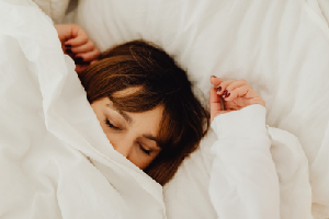 Somn mai bun iarna: ce te ajută să adormi ușor și să te trezești odihnit