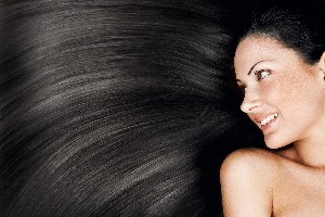 Uleiul de ricin ajută la menținerea unui păr sănătos