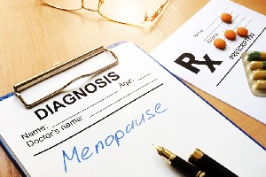 Alimente ce pot intarzia menopauza