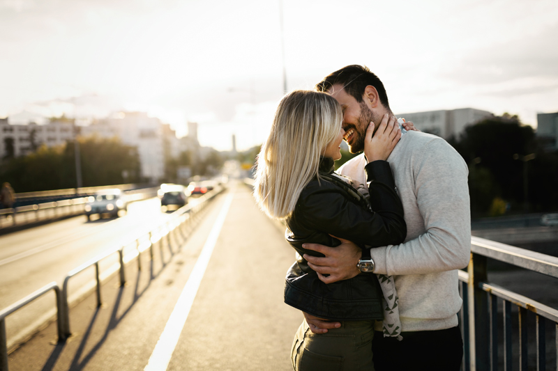 Imbratisari si sarutari: impactul emotional al atingerii afective
